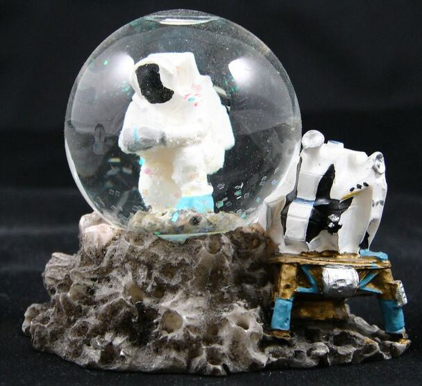 Astronaut w/ Lander Globe 45mm
