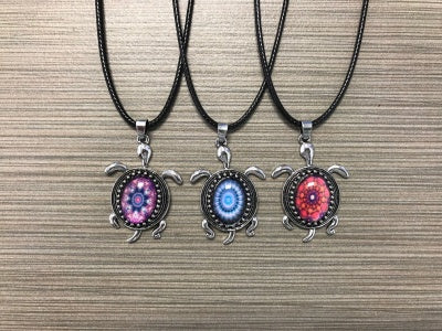 Glass & Metal Vintage Style Turtle Pendant Necklace